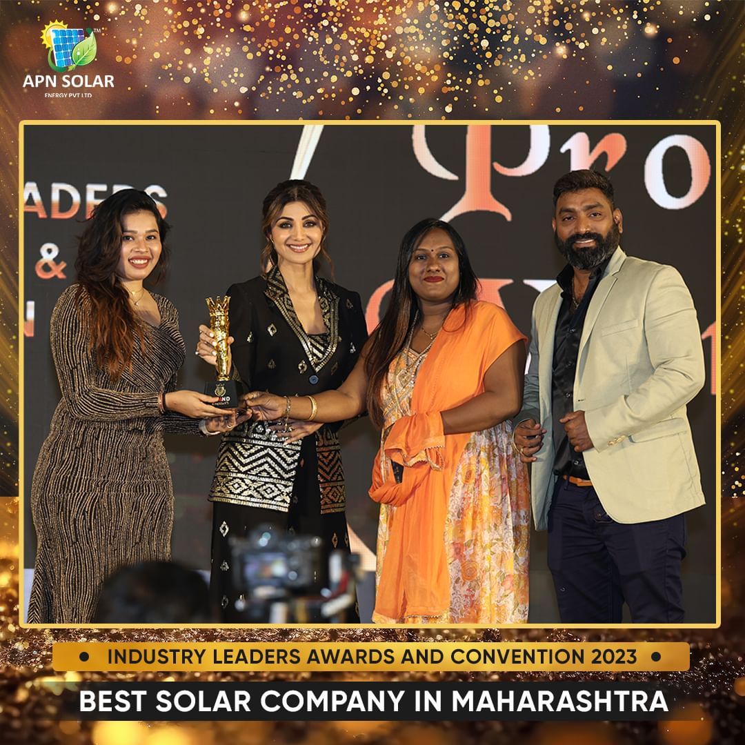 Team Of APN Solar receiving award of the best solar company in Maharashtra.